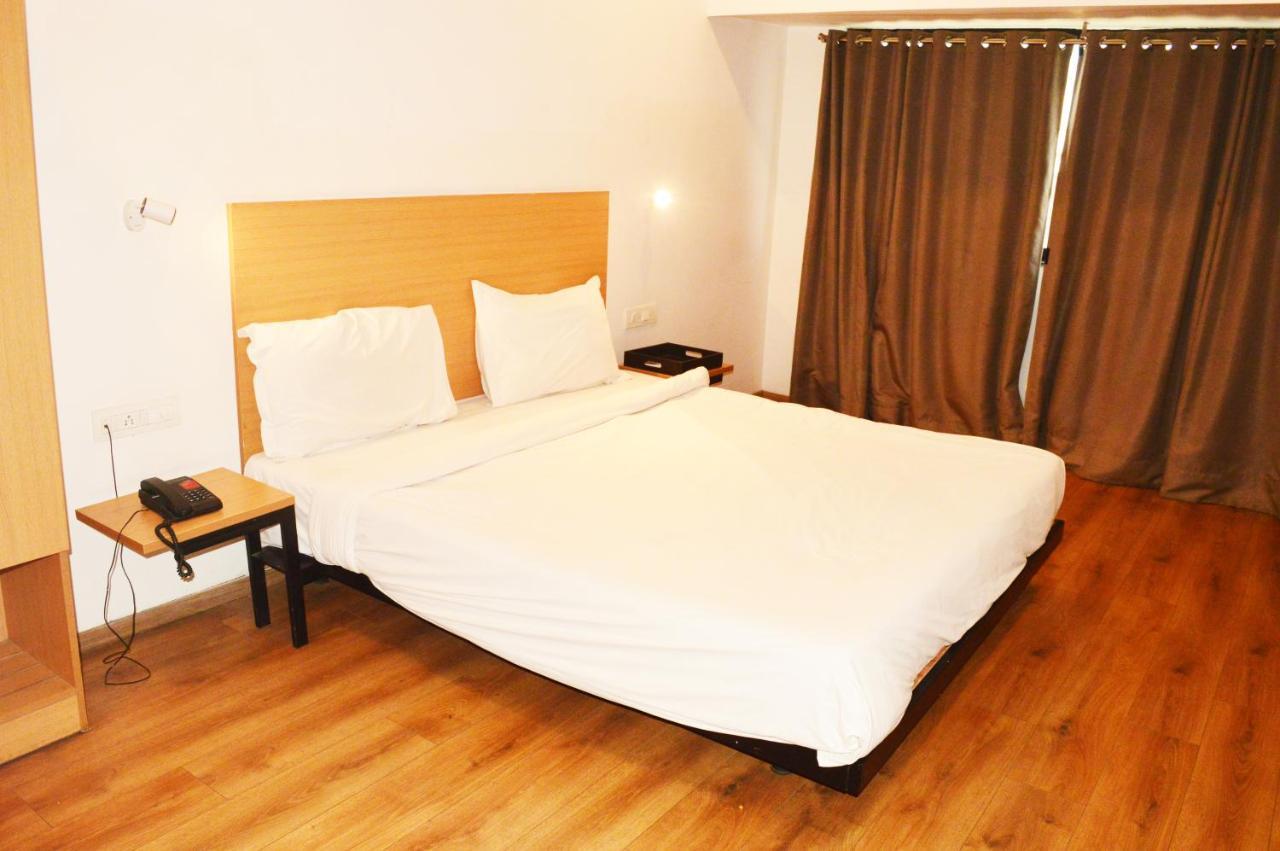 Hotel Orient Avenue Nagpur Exteriör bild